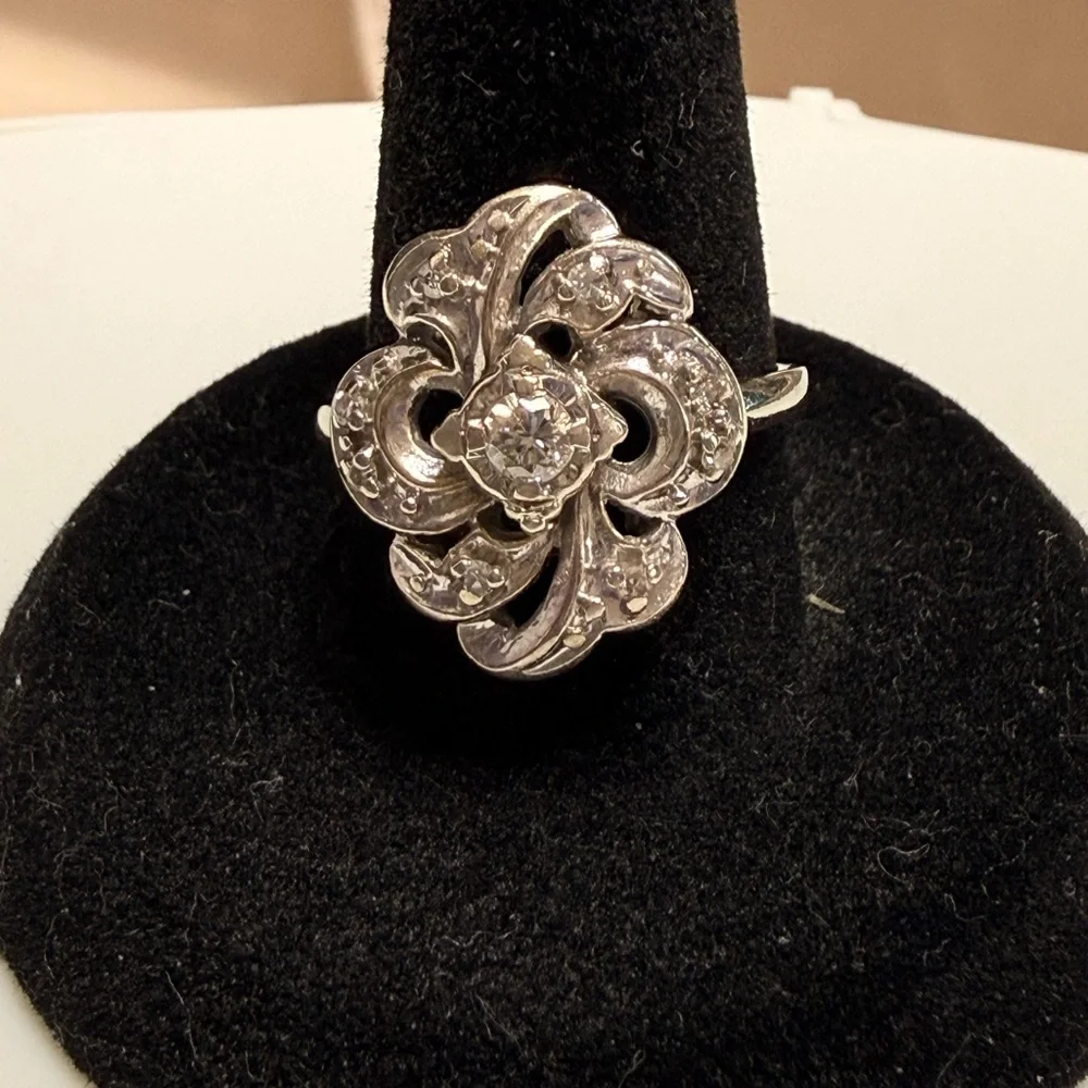 • VINTAGE Dazzling 14kwg Floral Ring with DIAMONDS •